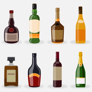 Alkol içecekleri farklı şekillerde şişeler ve boş etiketler.