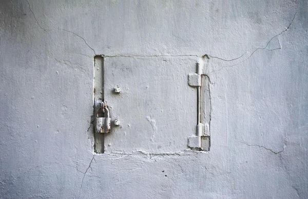 Zamknięte drzwi w ścianie — Zdjęcie stockowe
