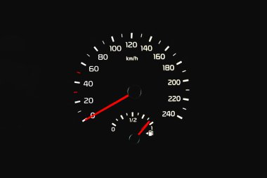 Arabadaki hız göstergesi. Araba konsolu. Gösterge paneli, lambalar, araba enstrüman paneli. Hız göstergesi olan gösterge paneli 0 km / saat gösteriyor. Arabanın modern iç tasarımı.