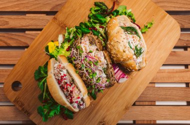 Detaylar, mutfak, üst, üst, biber, jambon, masa, sosisli sandviç, çörek, lezzetli, barbekü, insan yok, tabak, ahşap, kişniş, ezme, sokak, brunch, salata, lahana, rustik, orijinal, dilimlenmiş, yakın plan, fast food, abur cubur, ahşap, geleneksel et, sokak yemeği.