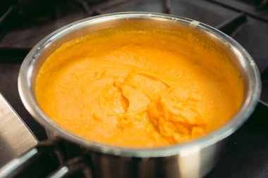 Kremalı sarı patates püresi - detaylı ve güzel kremalı doku - üst manzara. Patates püresini kapayın.. 