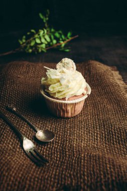 Karanlık ve kırsal arka planda güzel ve lezzetli bir kek. Krem peynirli ve çilekli kek. Çikolatalı ve karamel kaplı kek..