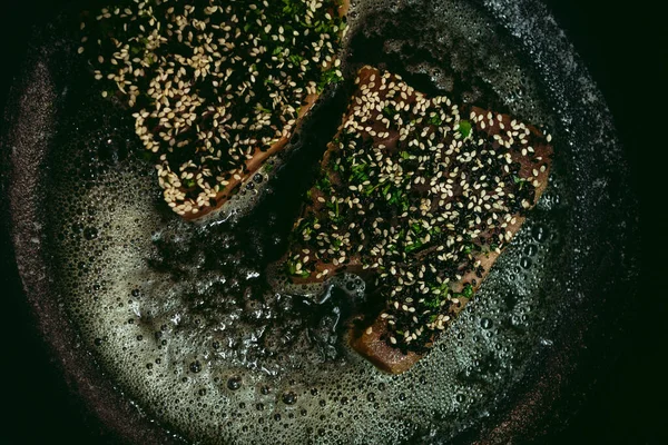 新鲜的生金枪鱼蒸锅 配上胡椒和烹调用的其他配料 烤金枪鱼鱼在煎锅里 在黑暗的背角上 — 图库照片