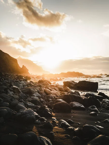 Günbatımında Kuzey Tenerife kıyısındaki kayalık sahil ve uçurumun güzel manzarası. Atlantik dalgalı okyanusu Kanarya Adaları 'nda altın güneşli.