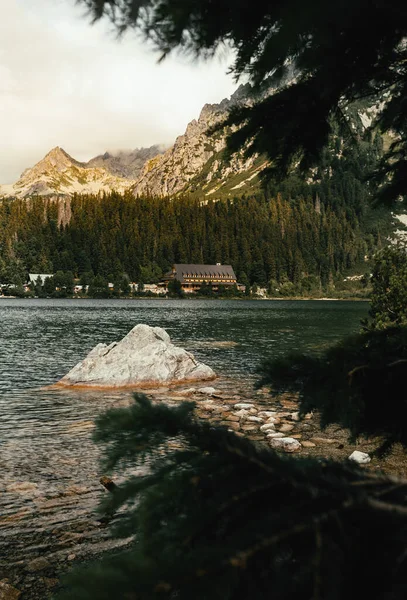 Foto Belo Lago Com Água Cristalina Situado Tatras Alta Eslováquia — Fotografia de Stock