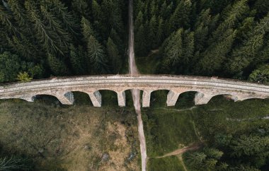 Demiryolu köprüsü - Slovakya 'nın Avrupa' da Telgart Viaduct 'u (üstten) güzel çam ormanı ve viyadük altında yolu ile. Tren raylarının insansız hava aracı ile havadan çekilmiş fotoğrafı. Geniş açı görüntüsü..