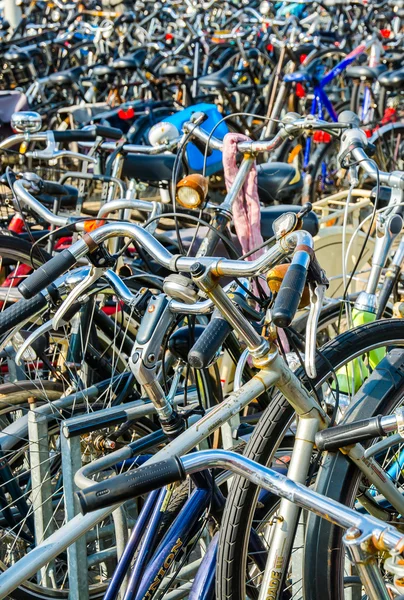 Zahlreiche Fahrräder auf Parkplatz — Stockfoto