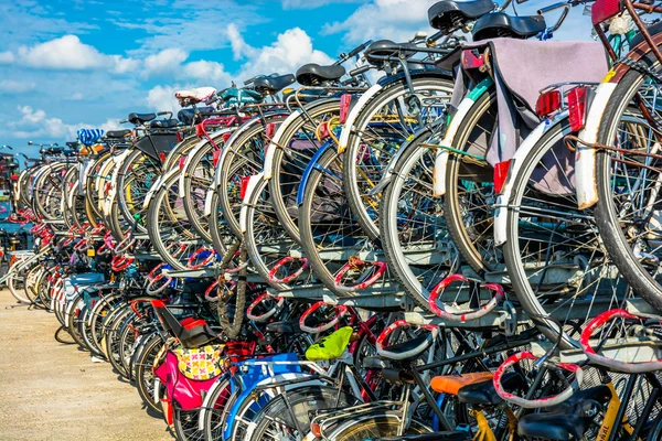 Numerosas bicicletas en un aparcamiento —  Fotos de Stock