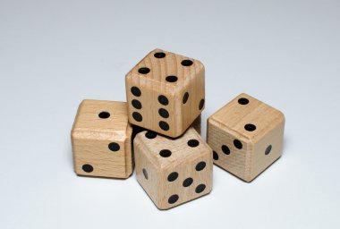 dört ahşap zar yığını