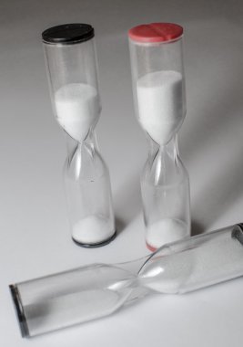 Üç hourglasses, iki çalışan bir birine düşmüş