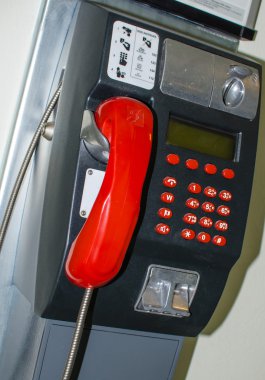 Kırmızı alıcılı ankesörlü telefon
