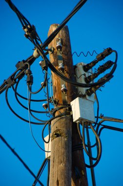 ahşap kutup kablolarını karıştırmayın