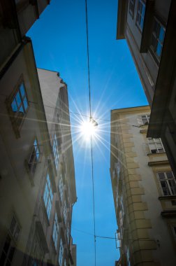 eski evlerin arasında parlak güneş