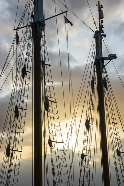 Sailship Poláci v zapadajícím slunci — Stock fotografie
