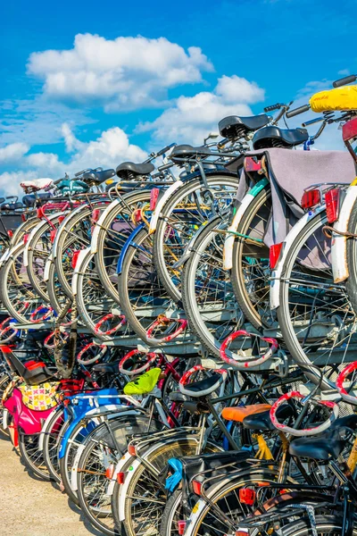 Bicicletas en un aparcamiento —  Fotos de Stock