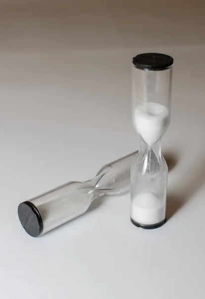 Iki hourglasses bir çalışan, bir düşmüş — Stok fotoğraf