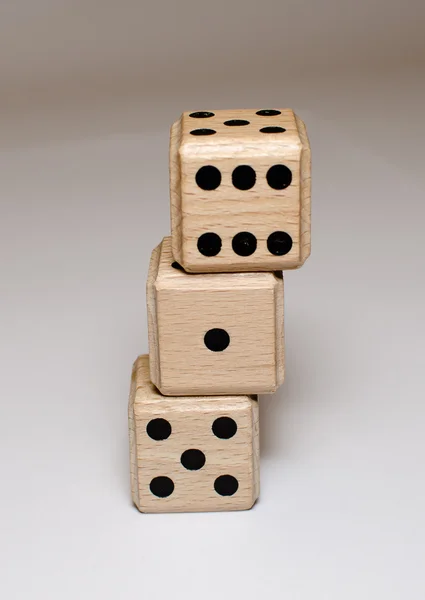 倾斜堆栈的木制骰子 — 图库照片