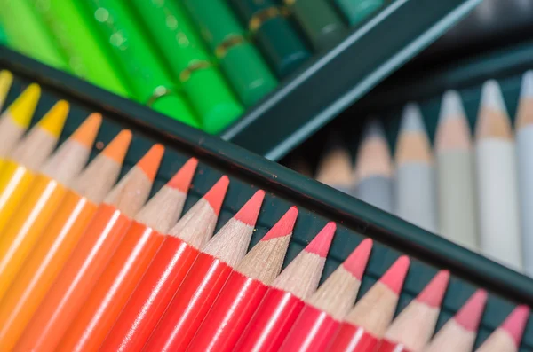 Detalle de lápices de colores en una caja — Foto de Stock