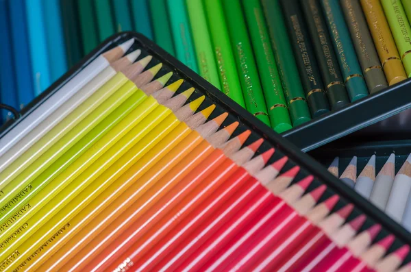 Détail de crayons colorés dans une boîte — Photo