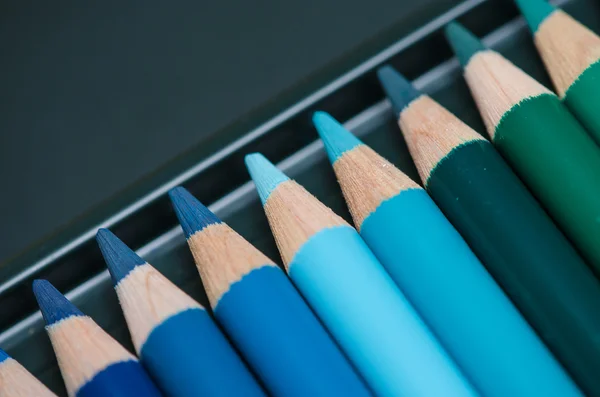 Detalle de lápices de colores en una caja — Foto de Stock