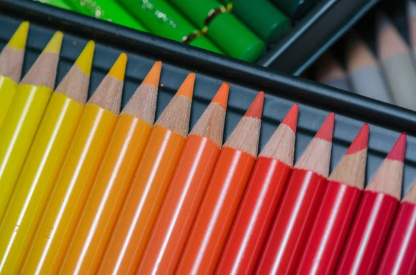 Detail van kleurrijke kleurpotloden in een doos — Stockfoto