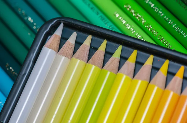 Détail de crayons colorés dans une boîte — Photo