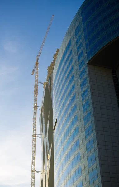 Construcción con grúa extremadamente alta —  Fotos de Stock