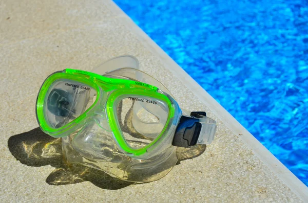 Diving goggles at the pool edge — Stock Photo, Image