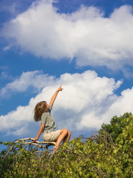 Upptäcker något hög i molnigt himlen — Stockfoto