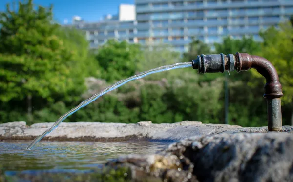 Dricksvattenfontän framför en kontorsbyggnad — Stockfoto