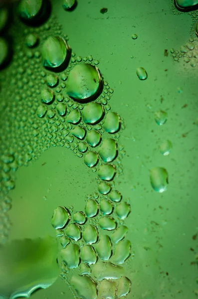 Bottiglia verde con gocce fresche — Foto Stock