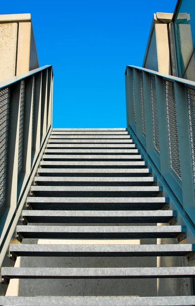 Escadas modernas para o céu — Fotografia de Stock