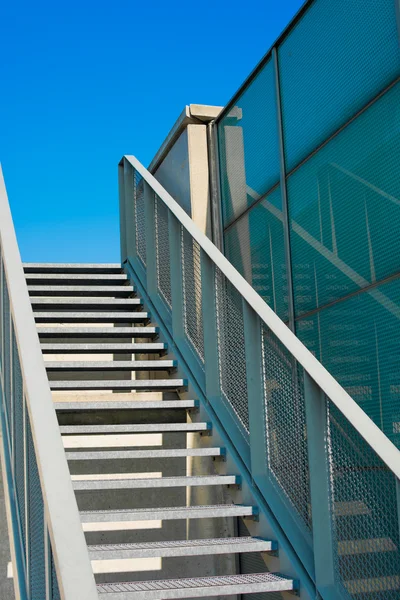 Steile Treppe in den Himmel — Stockfoto