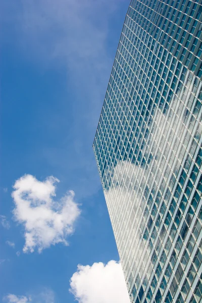 Modernes Bürogebäude und wolkenverhangener Himmel — Stockfoto