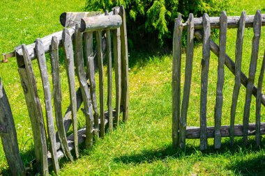 Açık kapı ahşap çit içinde