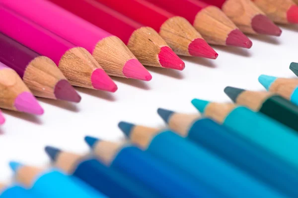 Dos filas opuestas con lápices de colores — Foto de Stock