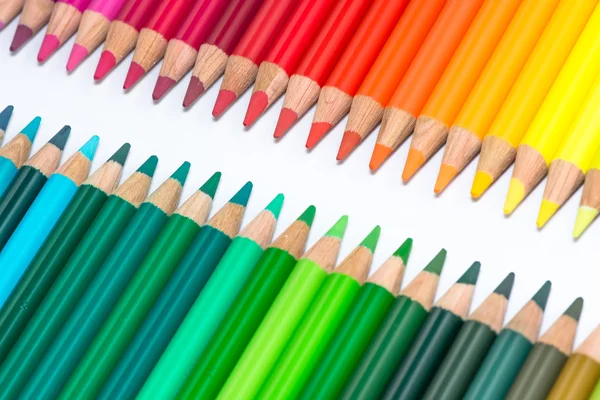 Deux rangées opposées avec des crayons colorés — Photo