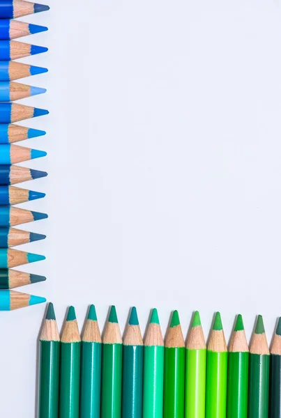 Ряды цветными карандашами — стоковое фото