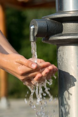 bir bahar elleri ile serin ve taze su yakalamak