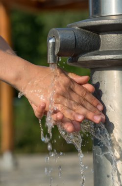altında bahar temiz ve taze su ile yıkama elinde