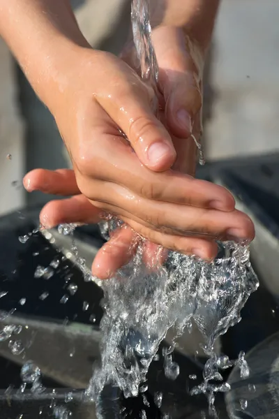 Händerna tvätta under våren med tydliga och sötvatten — Stockfoto