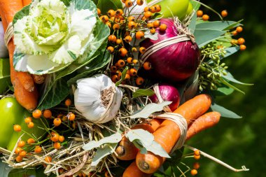 Bir demet taze toplanmış sebze.