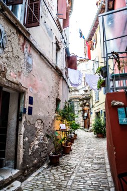 Hırvatistan 'ın Rovinj şehrinde Eski Evler ve Yeni Yıkanmış Çamaşırlarla Dar Sokak