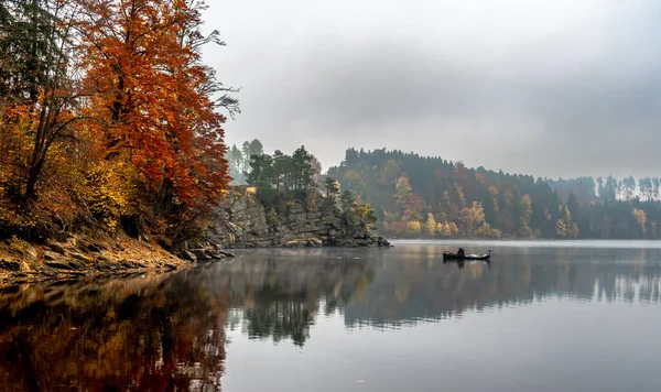 Foggy Landscape Fishermans Boat Calm Lake Autumnal Forest Lake Ottenstein — Stock Photo, Image
