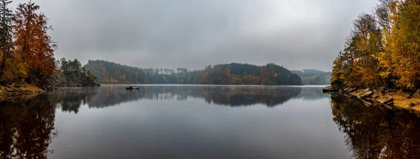 Foggy Landschap Met Vissers Boot Calm Lake Autumnal Forest Aan — Stockfoto