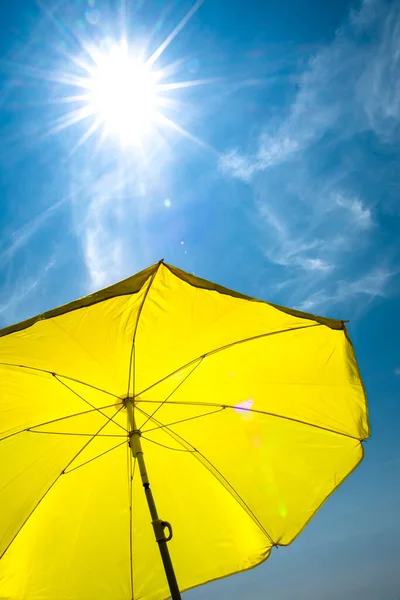 Gelber Sonnenschirm Mit Strahlender Sonne Und Blauem Himmel — Stockfoto