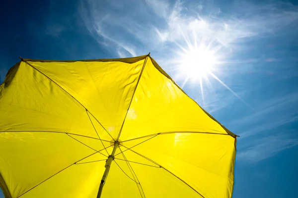 Parapluie Jaune Avec Soleil Éclatant Ciel Bleu — Photo