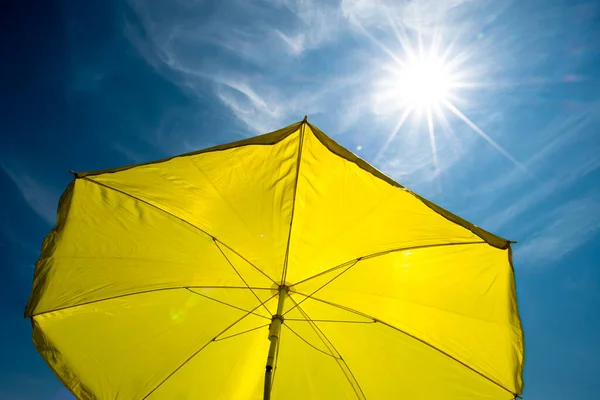 Parapluie Jaune Avec Soleil Éclatant Ciel Bleu — Photo