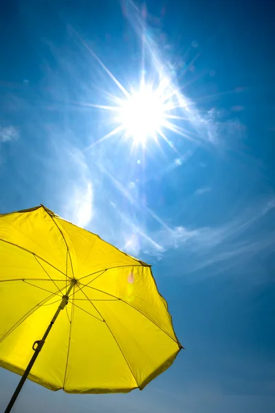 Gult Paraply Med Bright Sol Och Blå Himmel — Stockfoto