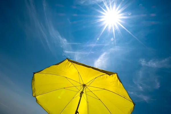 Gelber Sonnenschirm Mit Strahlender Sonne Und Blauem Himmel — Stockfoto